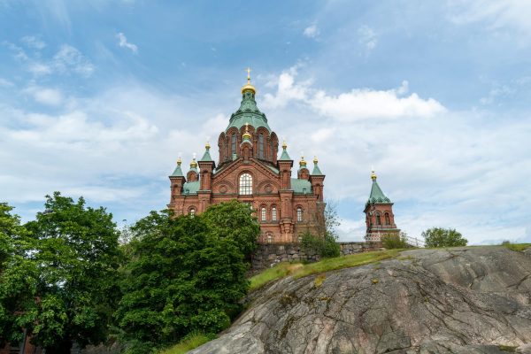pexels-photo-32978350-32978350 Majestic Uspenski Cathedral in Helsinki, Finland, against a clear blue sky, showcasing vibrant architecture.